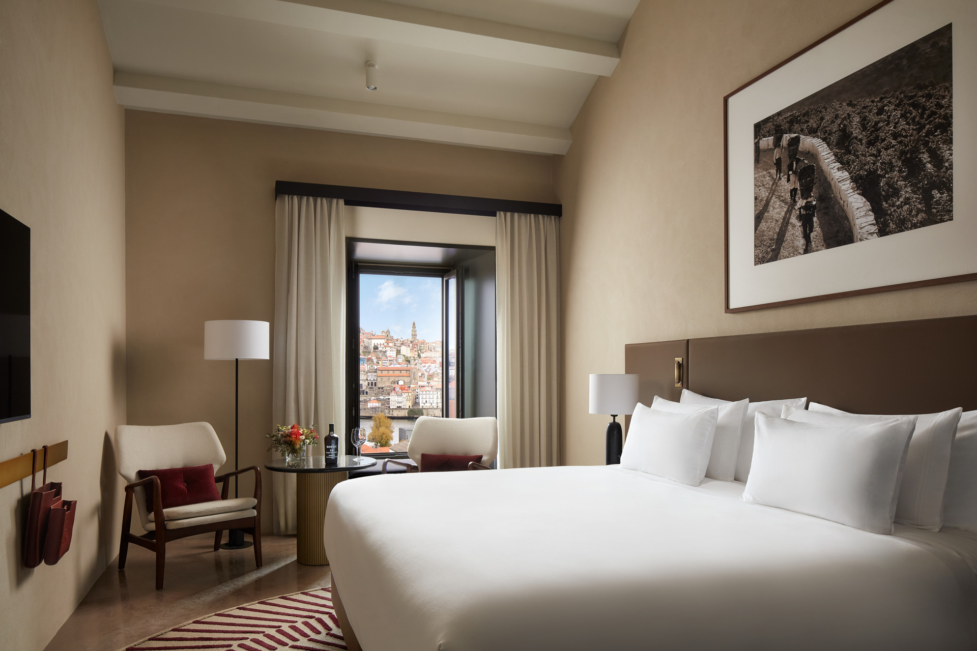 Tivoli_Kopke_Porto_Gaia_Hotel_Guest_Room_Deluxe_River_View_Room_1-4319x2880