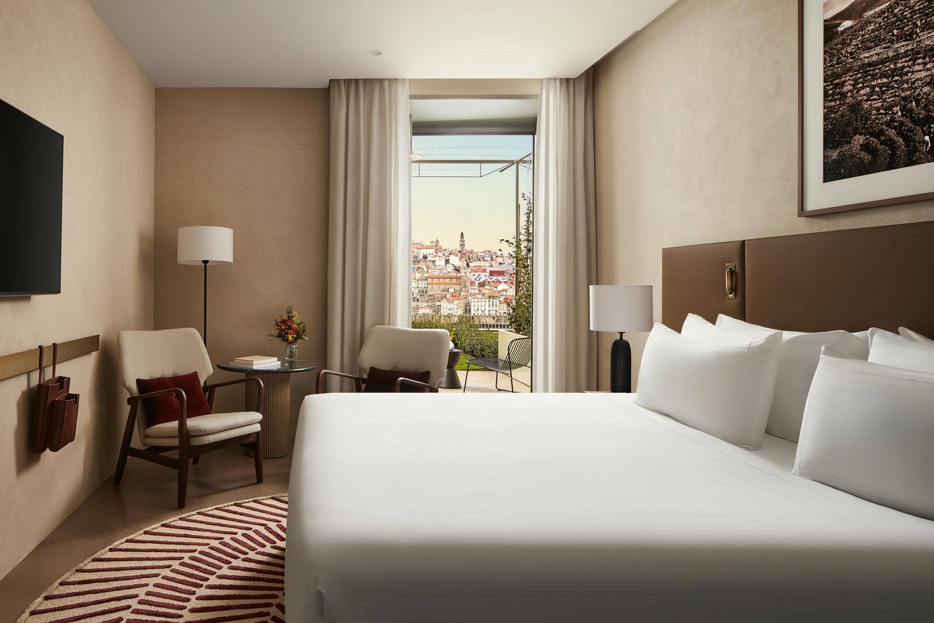 Tivoli_Kopke_Porto_Gaia_Hotel_Guest_Room_Deluxe_River_View_Terrace_1-4332x2888